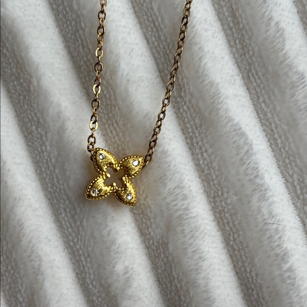 Gold Floral Clover Pendant Necklace - Women Jewelry - Picture 2 of 5